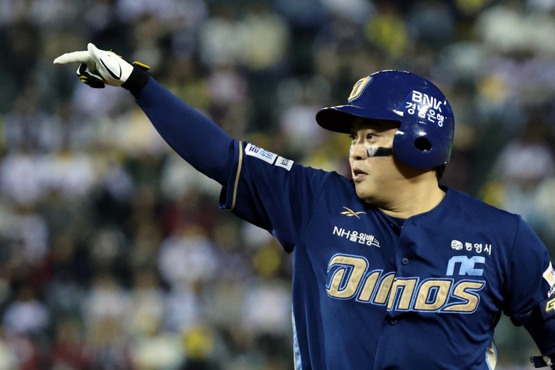 1일 오후 서울 송파구 잠실야구장에서 열린 프로야구 2025 신한 SOL 뱅크 KBO 리그 해시 게임 바카라 다이노스와 LG 트윈스의 경기에서 8회초 2사 2,3루 상황에서 2타점 적시타를 친 해시 게임 바카라 권희동이 기뻐하고 있다. 2025.10.1/뉴스1 ⓒ News1 황기선 기자