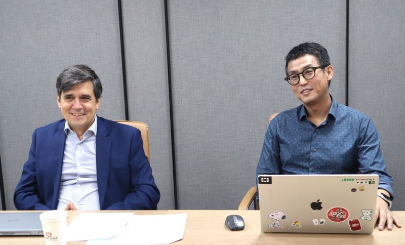 파블로 몰리네로 통신사업 전문 프로덕트 매니저/통신사업 전문 제품 총괄(왼쪽)과 김영표 포티넷코리아 이사가 서울 강남구 포티넷코리아 사무실에서 파이낸셜뉴스와 인터뷰를 갖고 있다. 포티넷코리아 제공