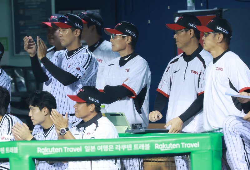[서울=뉴시스] 이영환 기자 = 1일 오후 서울 송파구 잠실야구장에서 열린 2025 KBO 리그 NC 다이노스와 바카라사이트 쇼미더벳 트윈스의 경기, 1회말 바카라사이트 쇼미더벳 염경엽 감독이 경기를 지켜보고 있다. 2025.10.01. 20hwan@newsis.com