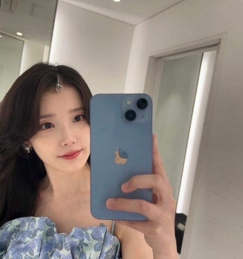 아이유 사과 먹다 찰칵…민낯에도 완벽 미모
