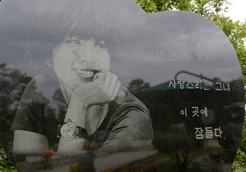 故 최진실, 벌써 17주기…여전히 그리운 '만인의 연인'