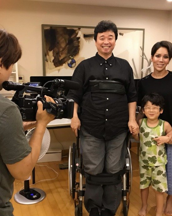 휠체어서 벌떡 일어난 강원래…김송 AI 영상에 감격 "천국에선 건강하게"