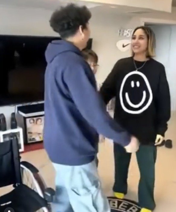 휠체어서 벌떡 일어난 강원래…김송 AI 영상에 감격 천국에선 건강하게