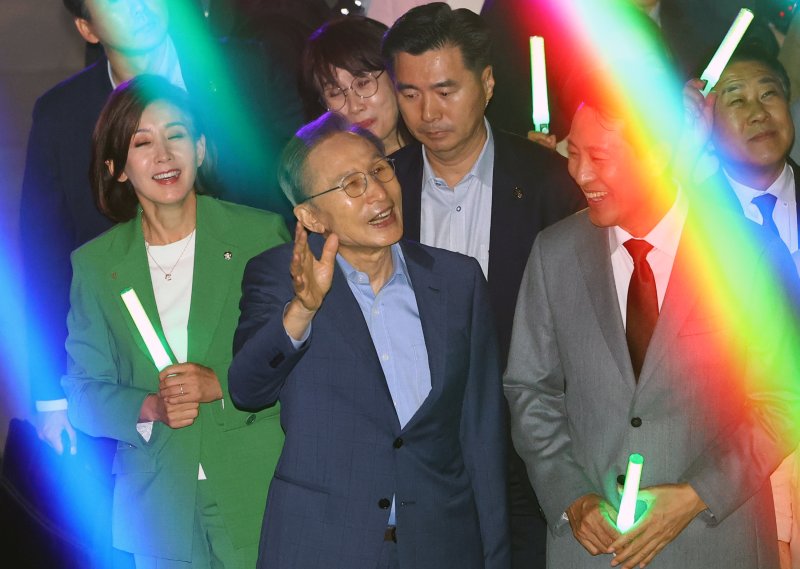 [서울=뉴시스] 박주성 기자 = 1일 오후 서울 청계광장에서 열린 카지노사이트 바카라사이트 복원 20주년 행사에서 오세훈 시장과 이명박 전 대통령이 시민들에게 인사를 하고 있다. 2025.10.01. park7691@newsis.com