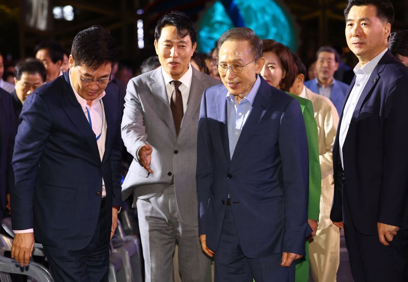 [서울=뉴시스] 박주성 기자 = 1일 오후 서울 청계광장에서 열린 카지노사이트 바카라사이트 복원 20주년 행사에서 오세훈 시장과 이명박 전 대통령을 비롯한 내빈들이 참석하고 있다. 2025.10.01. park7691@newsis.com