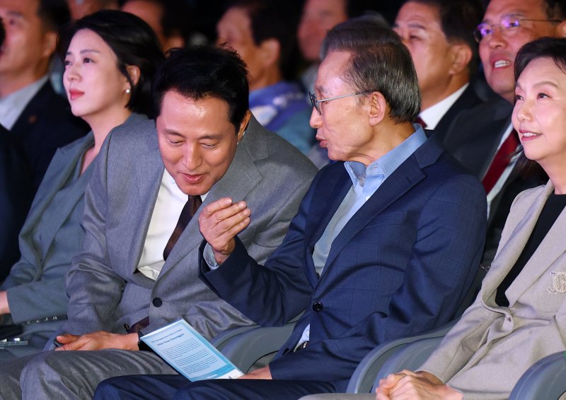 [서울=뉴시스] 박주성 기자 = 1일 오후 서울 청계광장에서 열린 카지노사이트 바카라사이트 복원 20주년 행사에서 오세훈 시장과 이명박 전 대통령이 대화를 나누고 있다. 2025.10.01. park7691@newsis.com