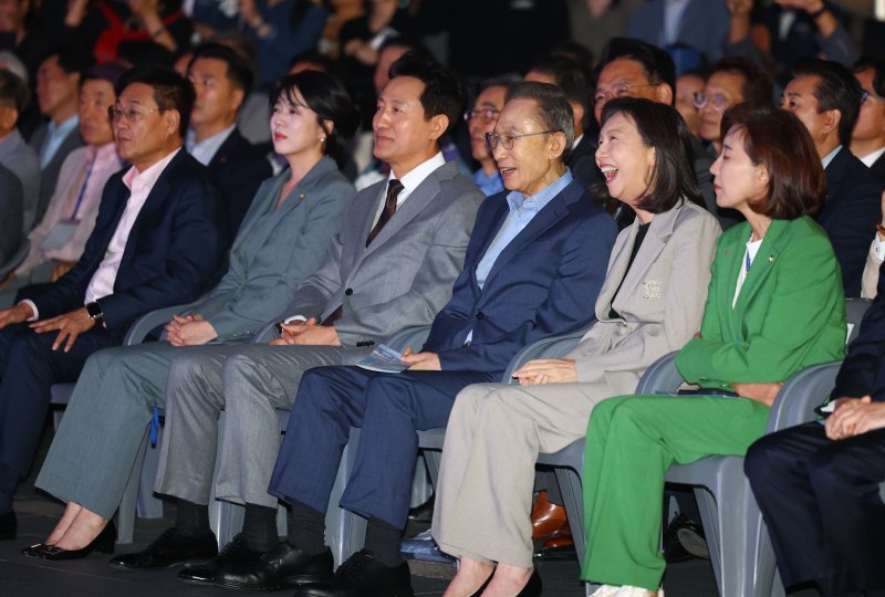 [서울=뉴시스] 박주성 기자 = 1일 오후 서울 청계광장에서 열린 카지노사이트 바카라사이트 복원 20주년 행사에서 오세훈 시장과 이명박 전 대통령을 비롯한 내빈들이 참석해 있다. 2025.10.01. park7691@newsis.com