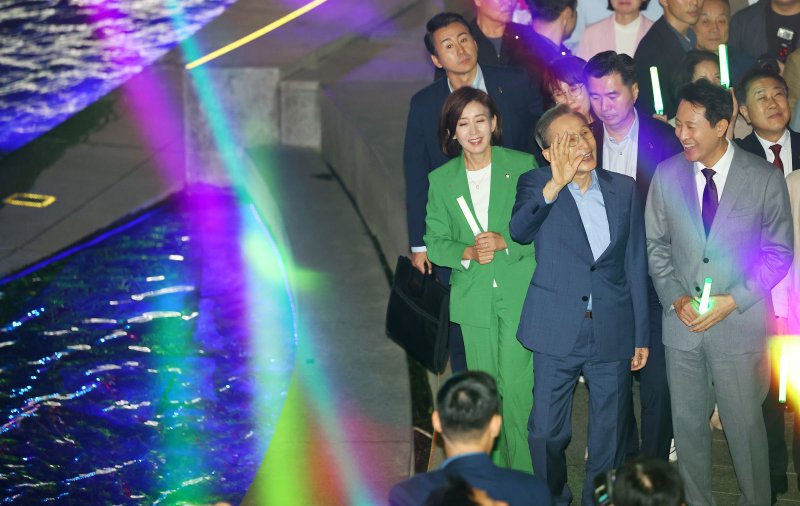[서울=뉴시스] 박주성 기자 = 1일 오후 서울 청계광장에서 열린 카지노사이트 바카라사이트 복원 20주년 행사를 마친 오세훈 시장과 이명박 전 대통령을 비롯한 내빈들이 카지노사이트 바카라사이트을 산책하고 있다. 2025.10.01. park7691@newsis.com