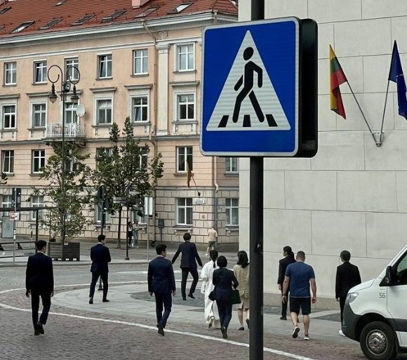 윤석열 전 대통령이 2023년 7월 리투아니아 순방했을 당시 현지매체인 주모네스는 김건희 여사가 수도 빌뉴스의 명품매장들을 찾아 쇼핑한 사실을 보도했다. /사진=주모네스