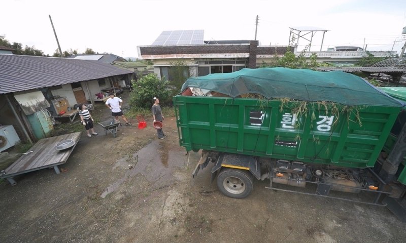 "사랑니 빠진 기분"…박나래, 전현무·기안84와 조부모 4톤 짐 정리
