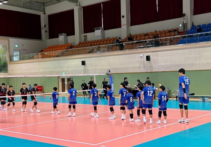 경기에 출전한 교동초등학교 용지훈(맨 오른쪽 15번) (출처=연합뉴스)