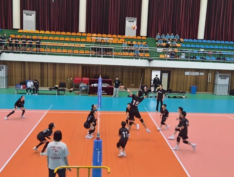 스파이크하는 용지훈(오른쪽 중앙 15번) (출처=연합뉴스)