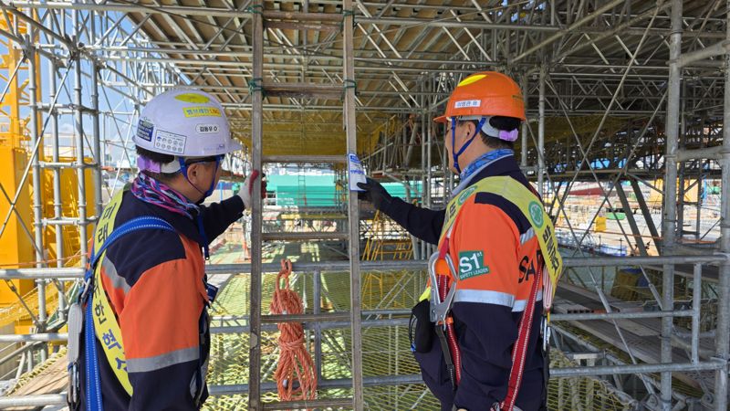 HD현대중공업 안전 부서 직원들이 트러스(Truss) 구조물의 연결 부위와 사다리 고정 상태를 점검하고 있다. HD현대중공업 제공