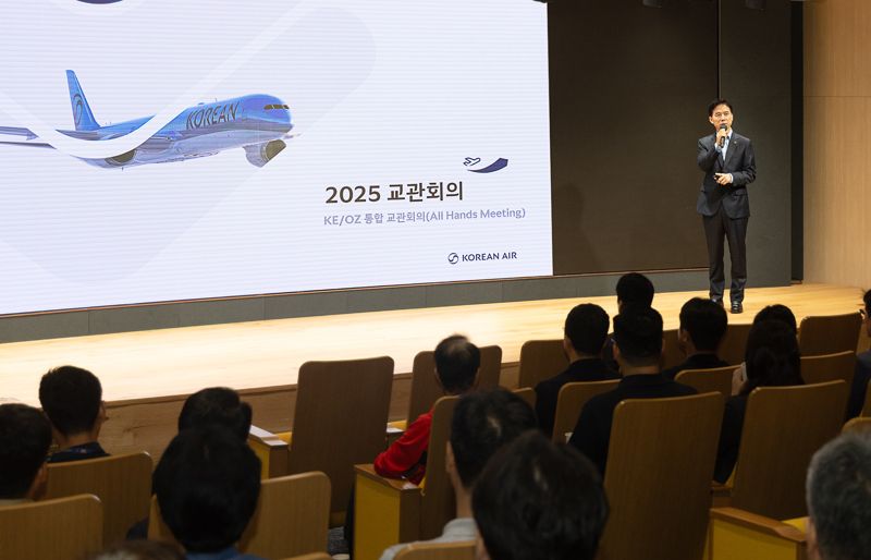 김해룡 대한항공 운항본부장이 지난 1일 서울 강서구 대한항공 본사에서 열린 '2025 후반기 교관회의 겸 통합 워크숍' 교관회의 인사말을 하고 있다. 대한항공 제공