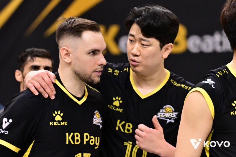 '비예나 30점 맹폭' KB손해보험, 우승 후보 대한항공 격침... 경민불패 재현