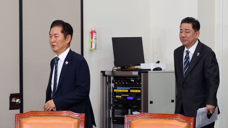 더불어민주당 정청래 대표가 2일 국회에서 열린 최고위원회의에 참석하고 있다. 사진=서동일 기자