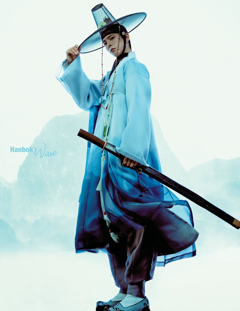 2025년 한복웨이브 모델로 선정된 배우 박보검의 한복이 공개됐다. 박보검이 산수화를 기반으로 강직한 기상을 표현한 한복을 입고 있다. (사진=문화체육관광부 제공) *재판매 및 DB 금지