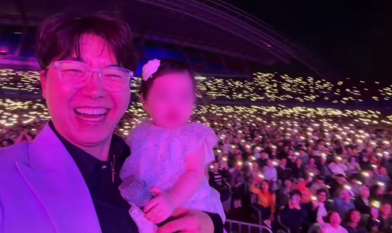 '김다예♥' 박수홍, 11개월 딸과 미소…앙증맞은 자태