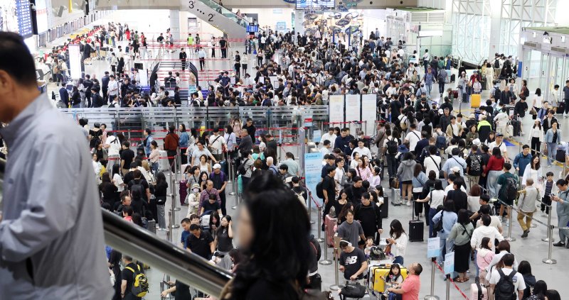 [부산=뉴시스] 하경민 기자 = 추석 연휴를 앞둔 2일 부산 강서구 김해국제공항 국제선 청사에서 해외여행을 떠나는 시민들이 출국 수속을 하고 있다. 이번 추석 연휴 기간(2~12일) 전국 15개 공항 이용객은 역대 명절 연휴 최대인 약 526만명에 달할 것으로 전망됐다. 인천공항이 245만명, 김포·김해·제주 등 14개 공항이 281만명(국내선 206만명, 국제선 75만명)으로 예상됐다. 한국공항공사는 국제선 출발 2시간 전까지 공항 도착을 권고했다. 2025.10.02. yulnetphoto@newsis.com