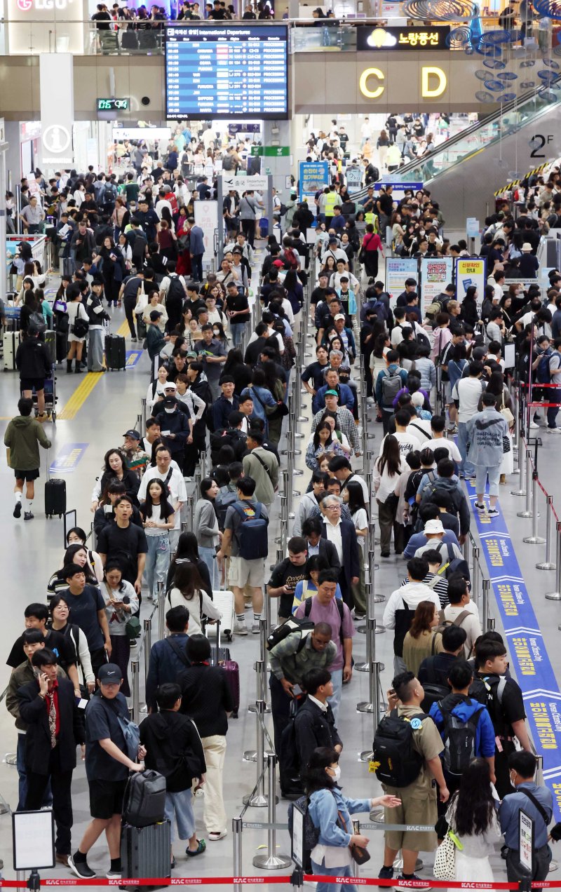 [부산=뉴시스] 하경민 기자 = 추석 연휴를 앞둔 2일 부산 강서구 김해국제공항 국제선 청사에서 해외여행을 떠나는 시민들이 출국 수속을 하고 있다. 이번 추석 연휴 기간(2~12일) 전국 15개 공항 이용객은 역대 명절 연휴 최대인 약 526만명에 달할 것으로 전망됐다. 인천공항이 245만명, 김포·김해·제주 등 14개 공항이 281만명(국내선 206만명, 국제선 75만명)으로 예상됐다. 한국공항공사는 국제선 출발 2시간 전까지 공항 도착을 권고했다. 2025.10.02. yulnetphoto@newsis.com