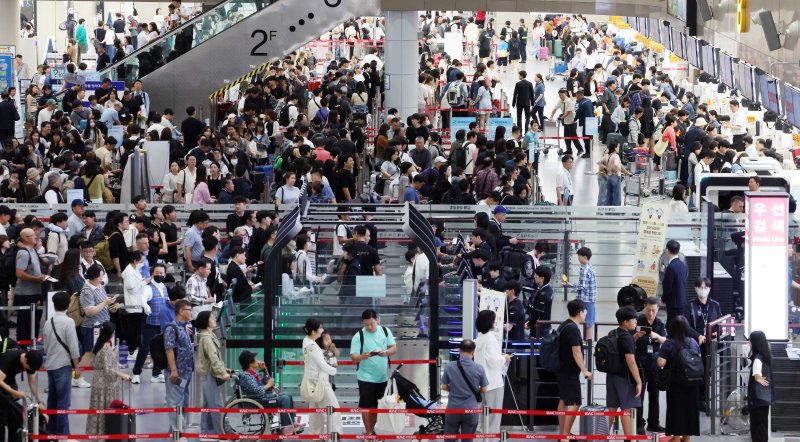 [부산=뉴시스] 하경민 기자 = 추석 연휴를 앞둔 2일 부산 강서구 김해국제공항 국제선 청사에서 해외여행을 떠나는 시민들이 출국 수속을 하고 있다. 이번 추석 연휴 기간(2~12일) 전국 15개 공항 이용객은 역대 명절 연휴 최대인 약 526만명에 달할 것으로 전망됐다. 인천공항이 245만명, 김포·김해·제주 등 14개 공항이 281만명(국내선 206만명, 국제선 75만명)으로 예상됐다. 한국공항공사는 국제선 출발 2시간 전까지 공항 도착을 권고했다. 2025.10.02. yulnetphoto@newsis.com