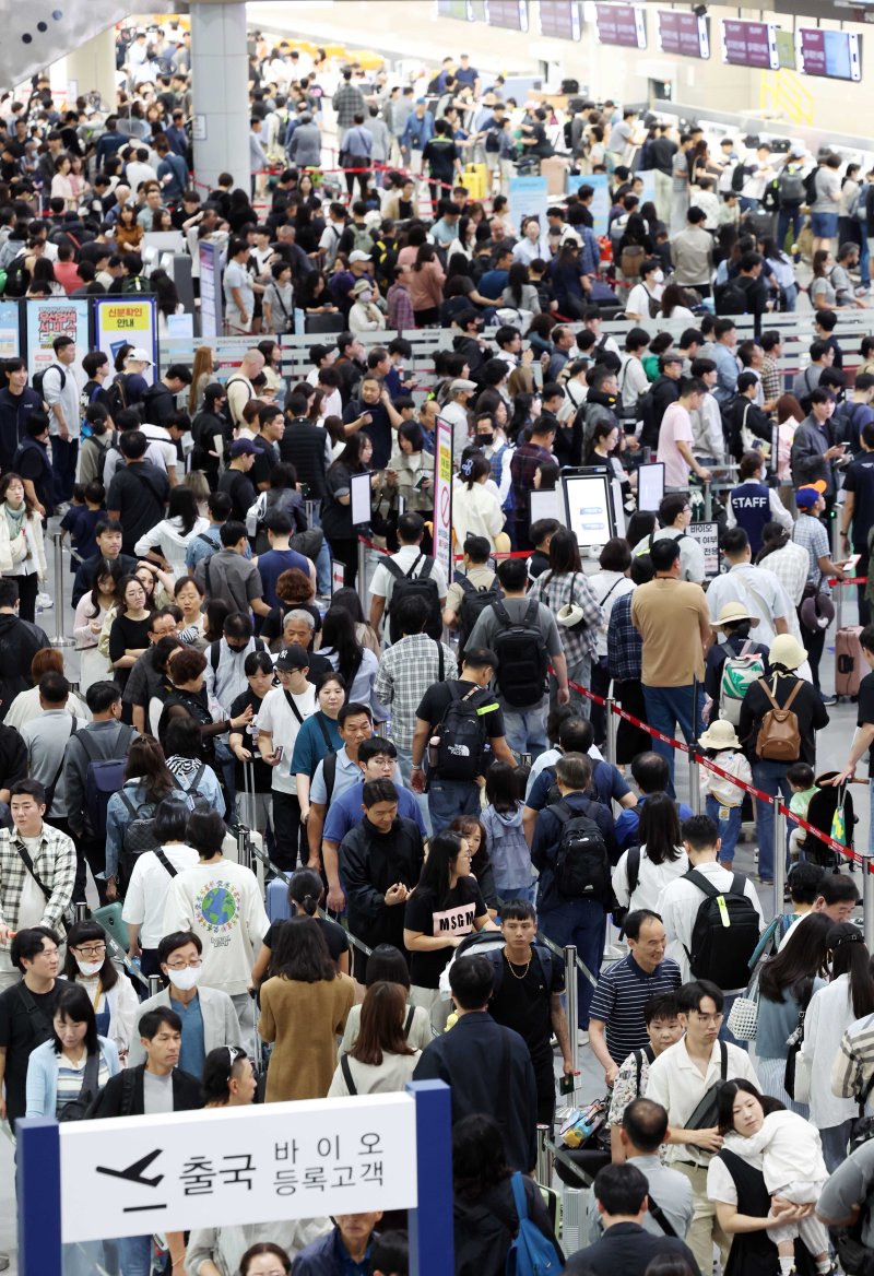 [부산=뉴시스] 하경민 기자 = 추석 연휴를 앞둔 2일 부산 강서구 김해국제공항 국제선 청사에서 해외여행을 떠나는 시민들이 출국 수속을 하고 있다. 이번 추석 연휴 기간(2~12일) 전국 15개 공항 이용객은 역대 명절 연휴 최대인 약 526만명에 달할 것으로 전망됐다. 인천공항이 245만명, 김포·김해·제주 등 14개 공항이 281만명(국내선 206만명, 국제선 75만명)으로 예상됐다. 한국공항공사는 국제선 출발 2시간 전까지 공항 도착을 권고했다. 2025.10.02. yulnetphoto@newsis.com