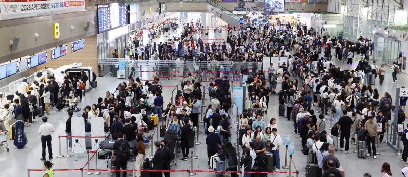 [부산=뉴시스] 하경민 기자 = 추석 연휴를 앞둔 2일 부산 강서구 김해국제공항 국제선 청사에서 해외여행을 떠나는 시민들이 출국 수속을 하고 있다. 이번 추석 연휴 기간(2~12일) 전국 15개 공항 이용객은 역대 명절 연휴 최대인 약 526만명에 달할 것으로 전망됐다. 인천공항이 245만명, 김포·김해·제주 등 14개 공항이 281만명(국내선 206만명, 국제선 75만명)으로 예상됐다. 한국공항공사는 국제선 출발 2시간 전까지 공항 도착을 권고했다. 2025.10.02. yulnetphoto@newsis.com