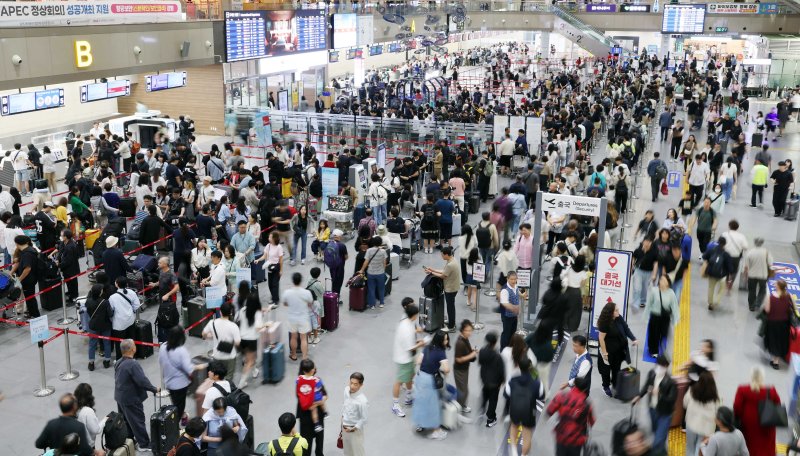 [부산=뉴시스] 하경민 기자 = 추석 연휴를 앞둔 2일 부산 강서구 김해국제공항 국제선 청사에서 해외여행을 떠나는 시민들이 출국 수속을 하고 있다. 이번 추석 연휴 기간(2~12일) 전국 15개 공항 이용객은 역대 명절 연휴 최대인 약 526만명에 달할 것으로 전망됐다. 인천공항이 245만명, 김포·김해·제주 등 14개 공항이 281만명(국내선 206만명, 국제선 75만명)으로 예상됐다. 한국공항공사는 국제선 출발 2시간 전까지 공항 도착을 권고했다. 2025.10.02. yulnetphoto@newsis.com