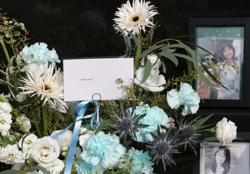 故최진실 17주기…꽃 놓은 이영자 "그립다"·하루 전 찾은 딸 최준희 "사랑해"