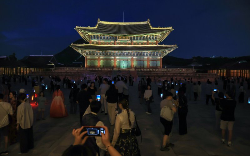 경복궁 야간 관람이 시작된 3일 오후 서울 종로구 경복궁을 찾은 시민들이 궐내를 둘러보고 있다. 2025.9.3/뉴스1 ⓒ News1 김진환 기자