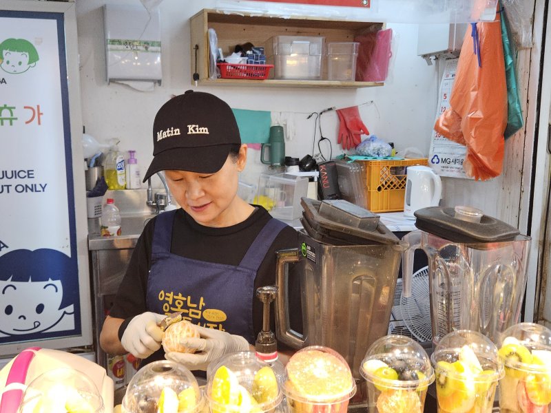 마뗑킴이 1일 서울 종로구 소재 광장시장에 광장마켓점 문을 열었다. 이날 광장시장 상인들이 마뗑킴 제품을 착용하고 있는 모습.ⓒ 뉴스1/김진희 기자.