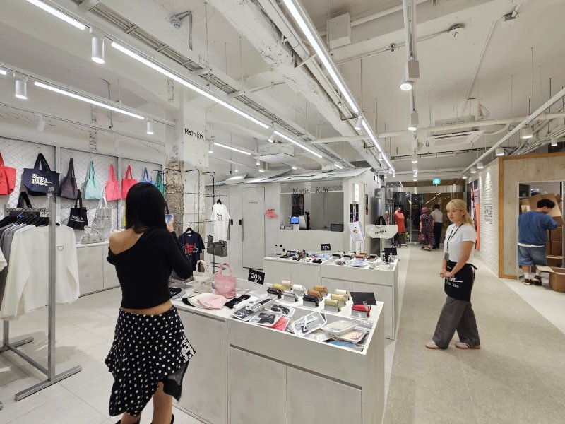 마뗑킴이 1일 서울 종로구 소재 광장시장에 광장마켓점 문을 열었다.ⓒ 뉴스1/김진희 기자.