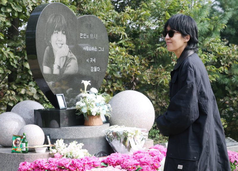 [단독] 故 최진실 17주…묘소 찾은 홍진경·팬들 "지금도 살아 있는 것 같아"
