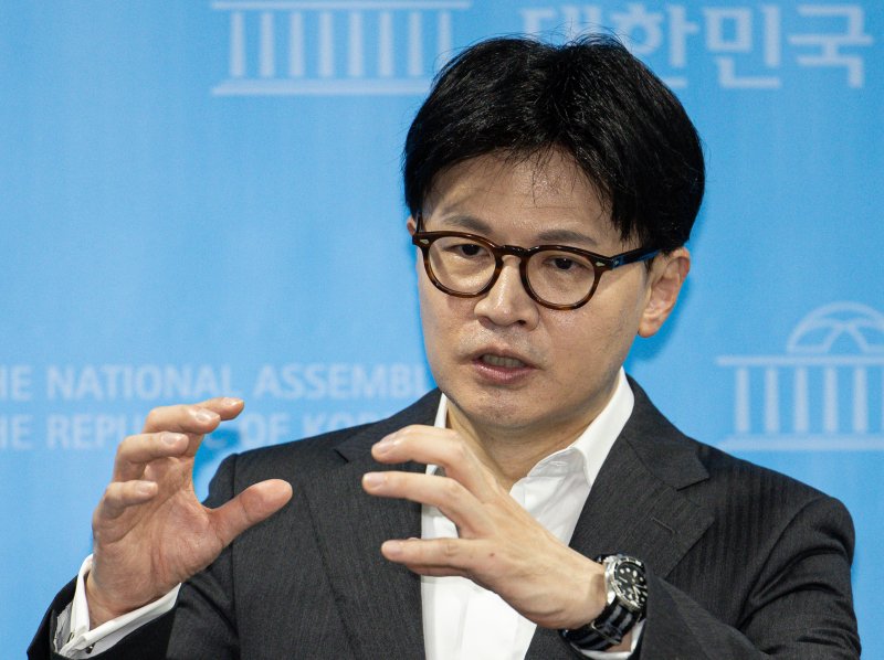 한동훈 국민의힘 대선 경선 후보가 22일 오전 서울 여의도 국회 소통관에서 정책 비전발표를 마친 후 취재진 질문에 답변하고 있다. 2025.4.22/뉴스1 ⓒ News1 이재명 기자 /사진=뉴스1