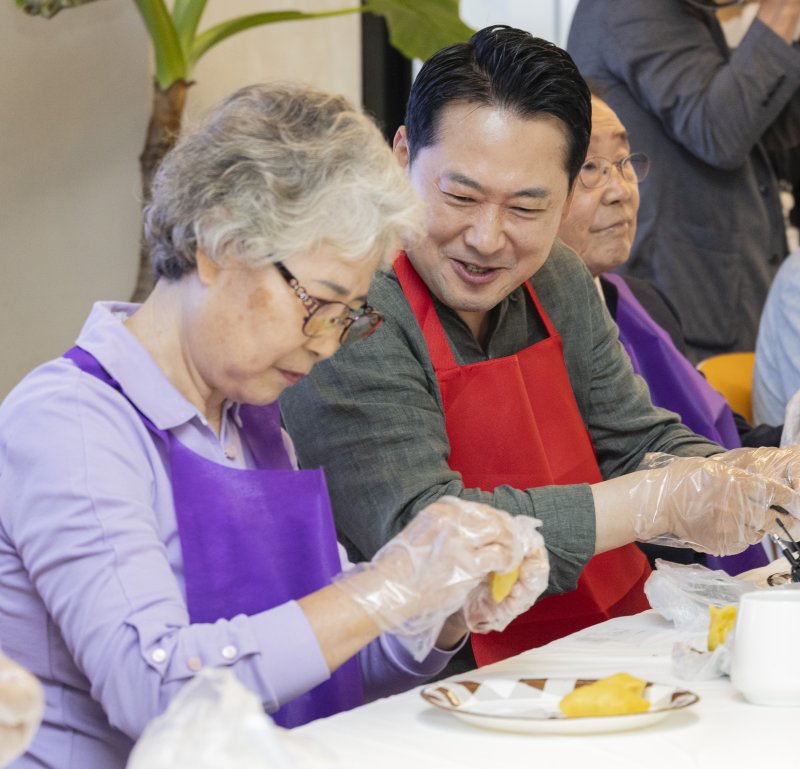 장동혁 국민의힘 대표가 추석 연휴를 하루 앞둔 2일 서울 동대문구 동백꽃 노인복지관을 찾아 어르신들과 송편을 빚고 있다. 연합뉴스