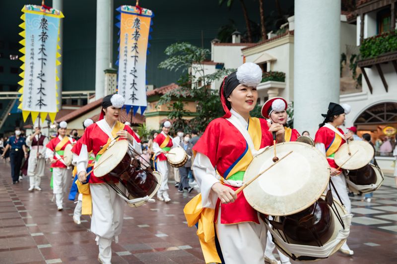 롯데월드 어드벤처에서 펼쳐지는 '민속 농악대' 퍼레이드
