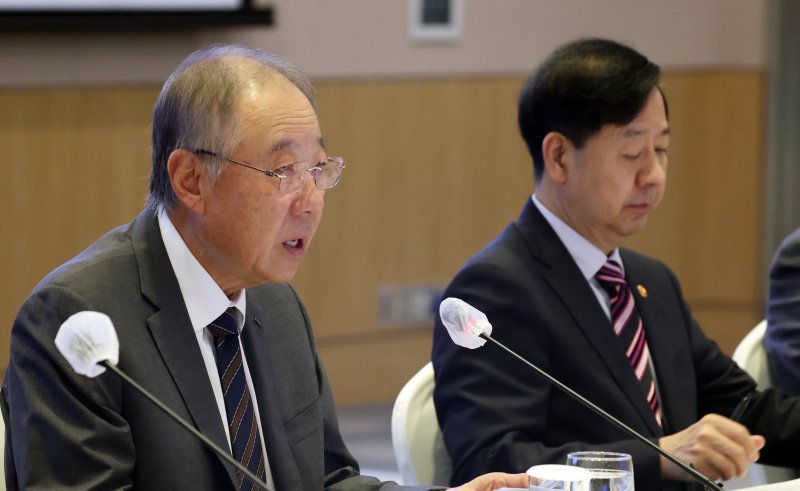 류진 한국경제인협회 회장이 지난 2일 오전 서울 영등포구 여의도 FKI타워 컨퍼런스센터에서 열린 서비스산업 경쟁력 강화 TF 1차 회의에서 모두 발언을 하고 있다. 뉴스1