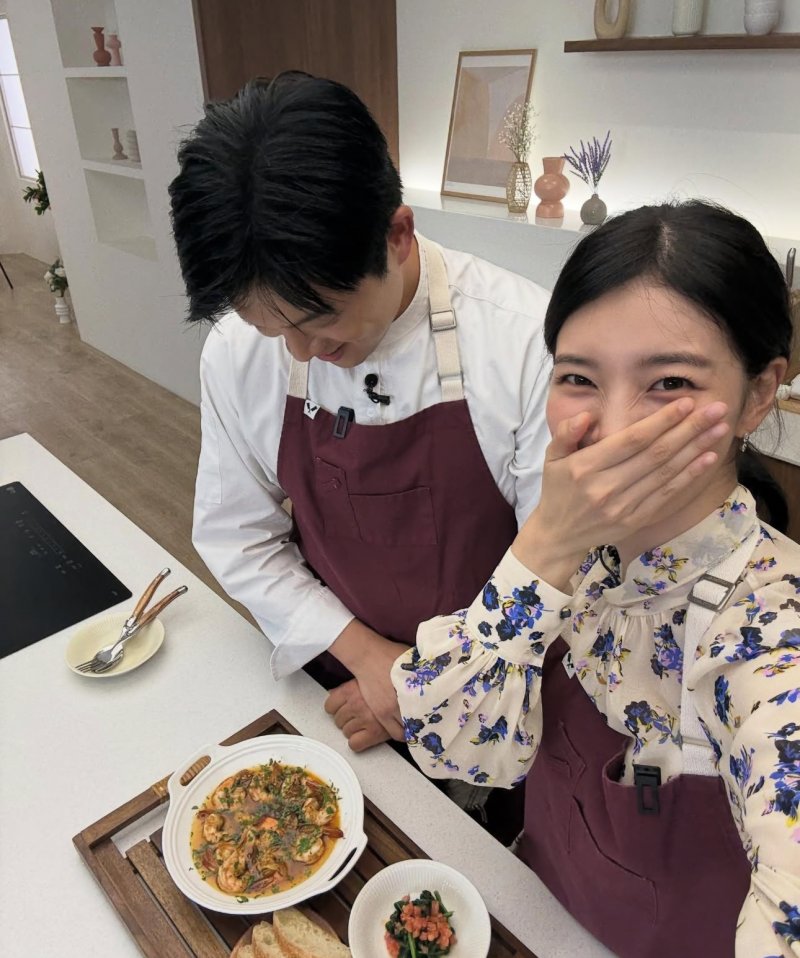 수지, 안성재 만나 '활짝'…요리할 때도 예쁘네