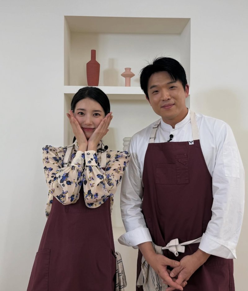 수지, 안성재 만나 '활짝'…요리할 때도 예쁘네