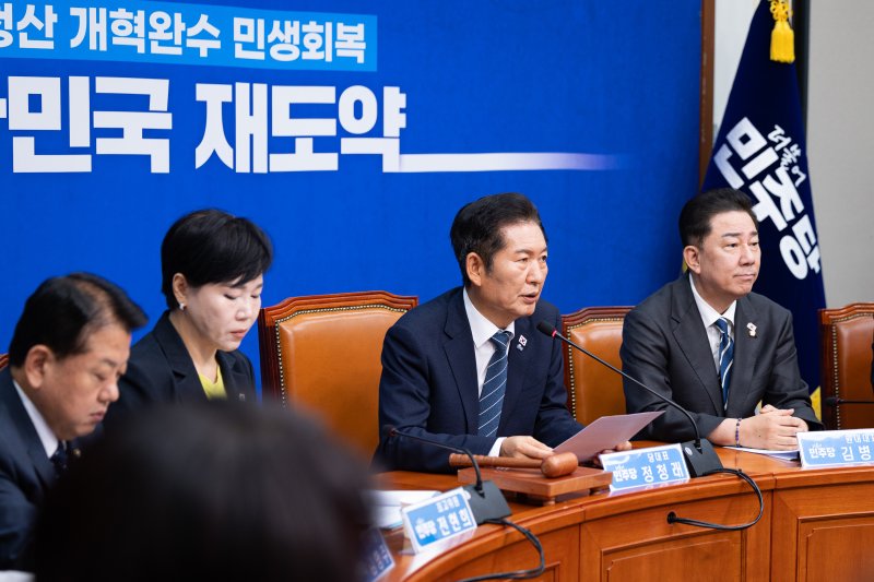 정청래 더불어민주당 대표가 지난 2일 서울 여의도 국회에서 열린 최고위원회의에서 모두 발언을 하고 있다. 뉴스1