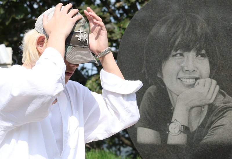 [뉴스1 ★]“항상 보고 싶어”…故 최진실 17주기, 아들 최환희 뭉클한 고백