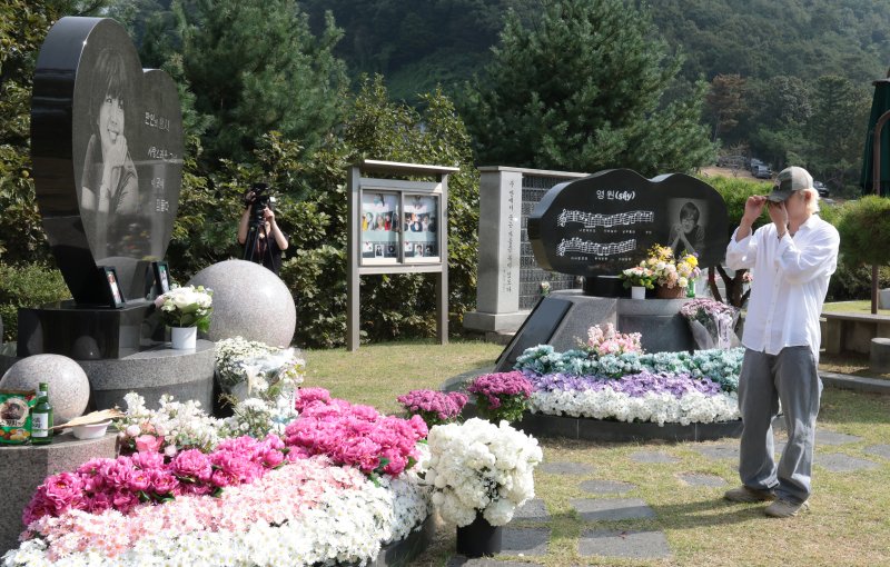 [뉴스1 ★]“항상 보고 싶어”…故 최진실 17주기, 아들 최환희 뭉클한 고백