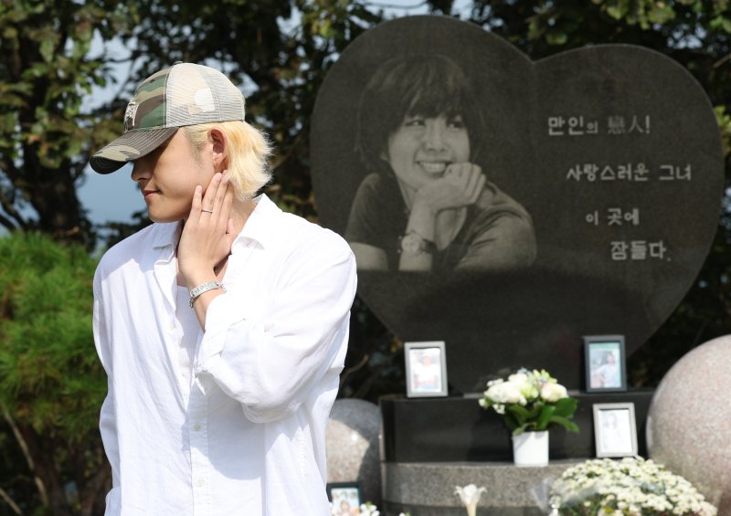 [뉴스1 ★]“항상 보고 싶어”…故 최진실 17주기, 아들 최환희 뭉클한 고백