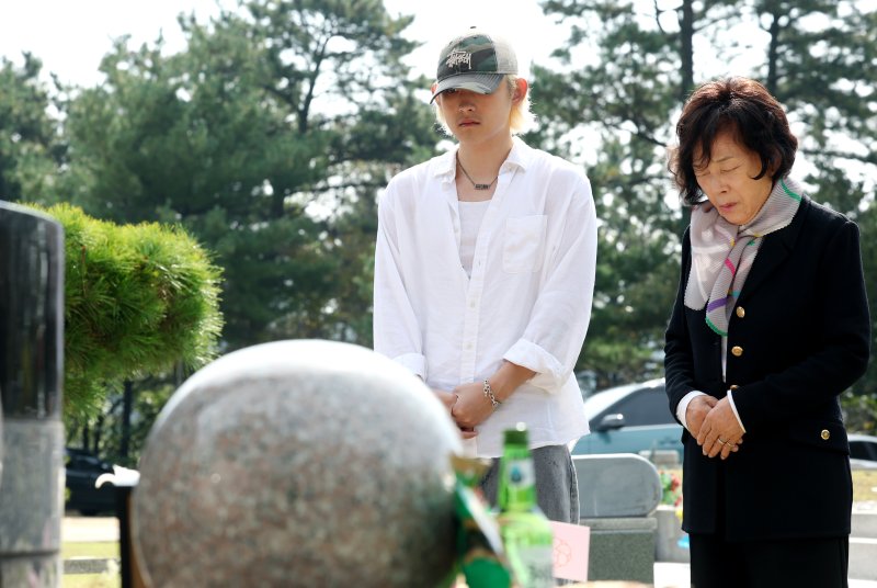 [뉴스1 ★]“항상 보고 싶어”…故 최진실 17주기, 아들 최환희 뭉클한 고백