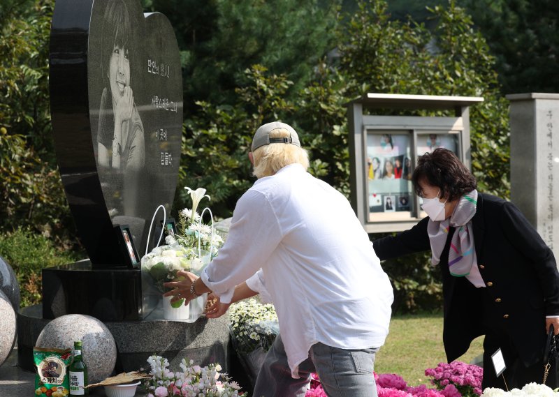 [뉴스1 ★]“항상 보고 싶어”…故 최진실 17주기, 아들 최환희 뭉클한 고백