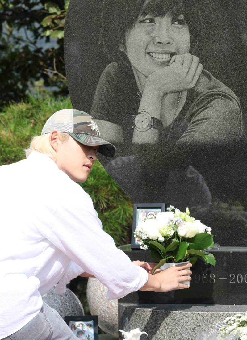 [뉴스1 ★]“항상 보고 싶어”…故 최진실 17주기, 아들 최환희 뭉클한 고백