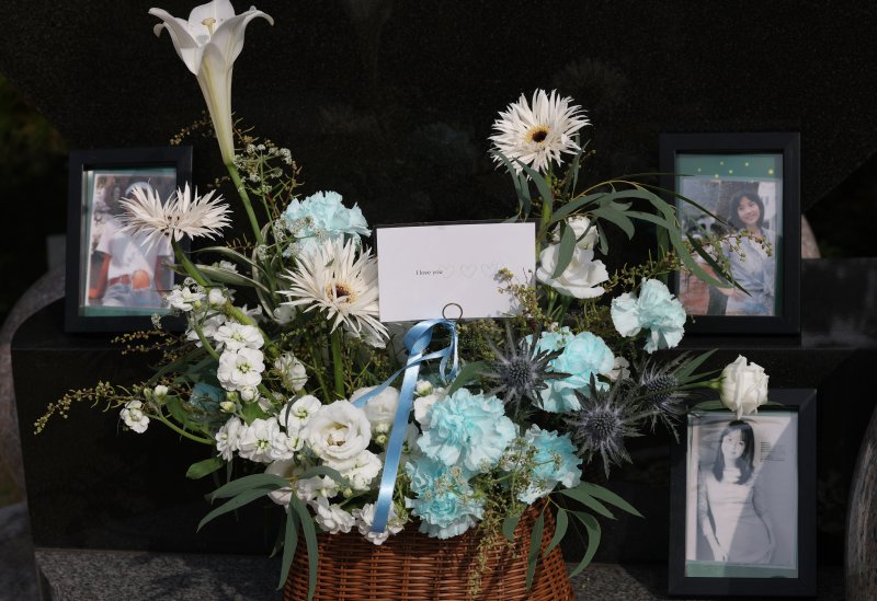 [단독] 故최진실 17주기, 묘소찾은 아들 최환희·절친 홍진경…"정말 감사"(종합)