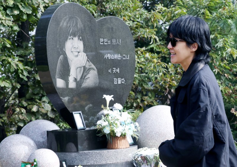 [단독] 故최진실 17주기, 묘소찾은 아들 최환희·절친 홍진경…"정말 감사"(종합)