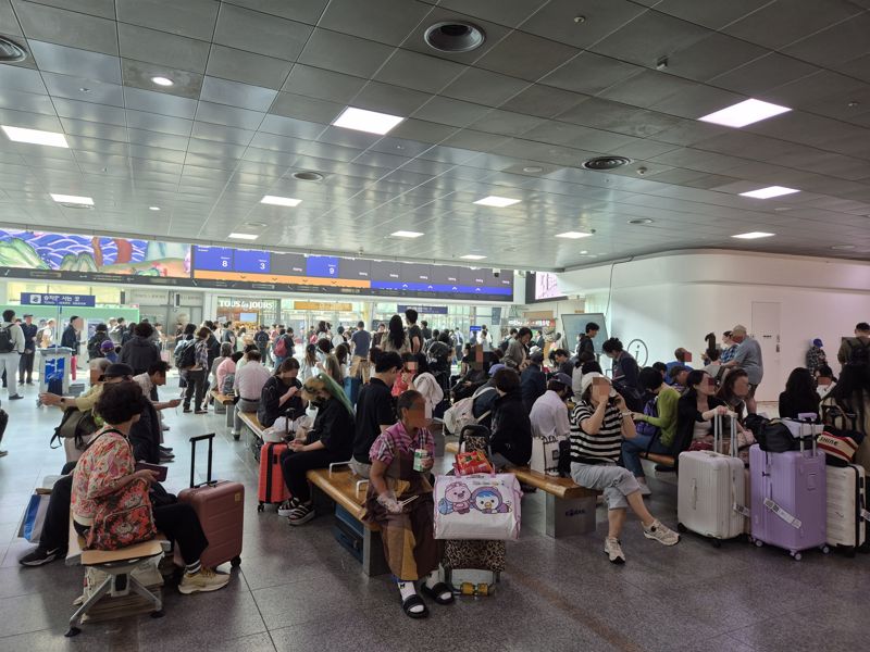 추석 연휴를 하루 앞둔 2일 오전 시민들이 서울역 대합실에 앉아 열차를 기다리고 있다. 사진=장유하 기자