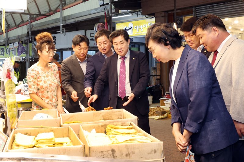 [밀양=뉴시스] 허홍 경남 밀양시의회 의장과 의원들이 추석을 앞둔 2일 아리랑전통시장을 방문해 상인들을 격려하고 있다. (사진= 밀양시의회 제공) 2025.10.02. photo@newsis.com *재판매 및 DB 금지